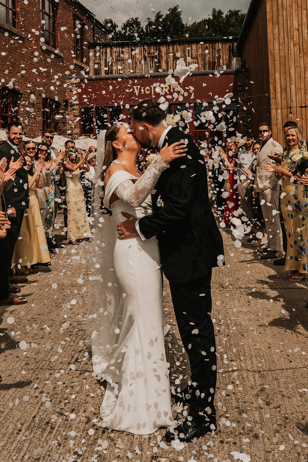 A kiss in confetti