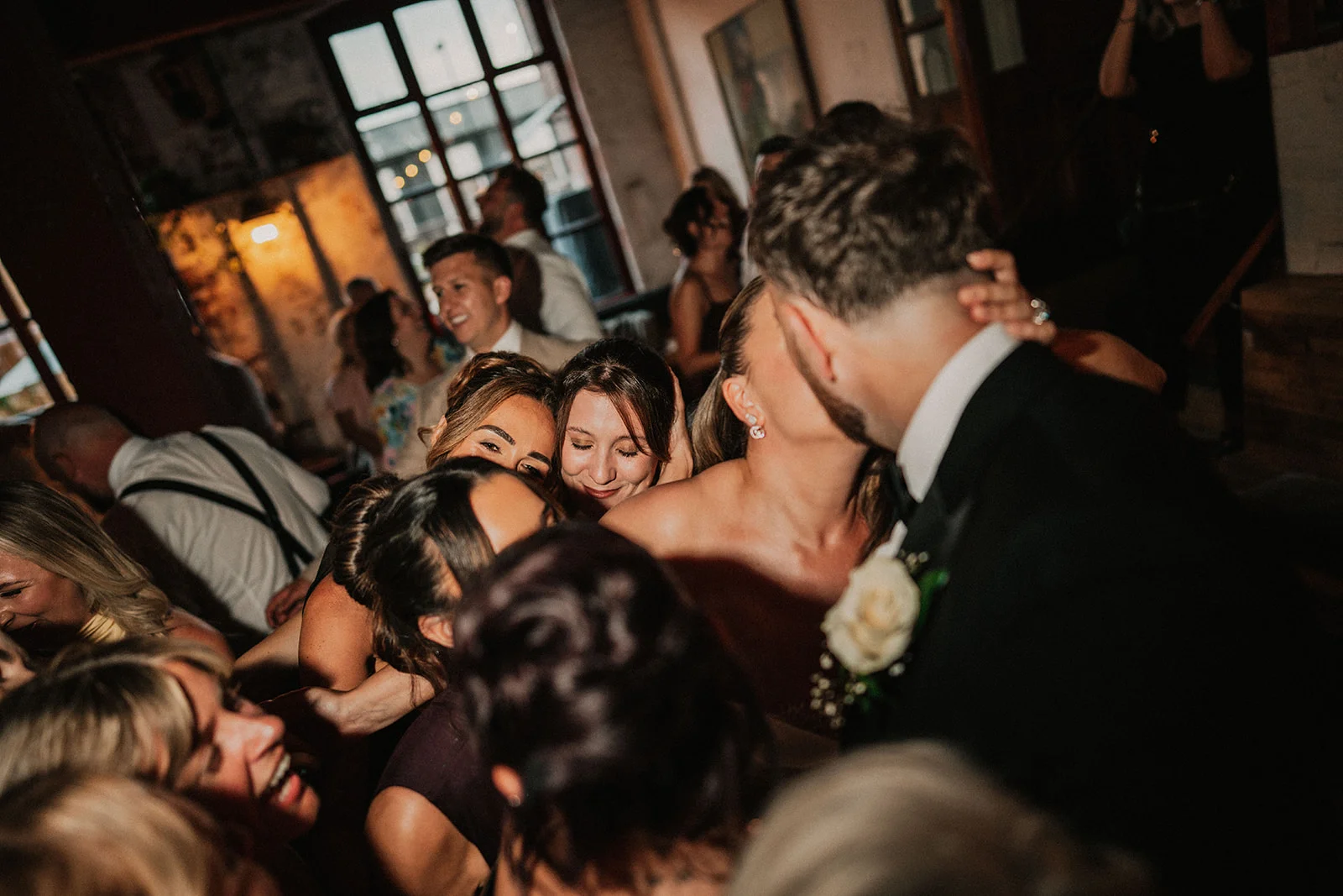 A kiss on the dancefloor
